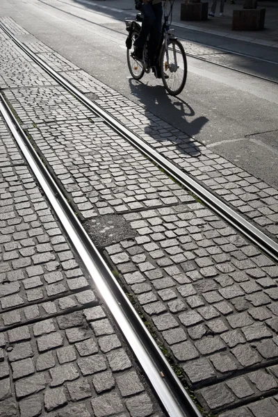骑单车的日内瓦在电车轨道上 — 图库照片