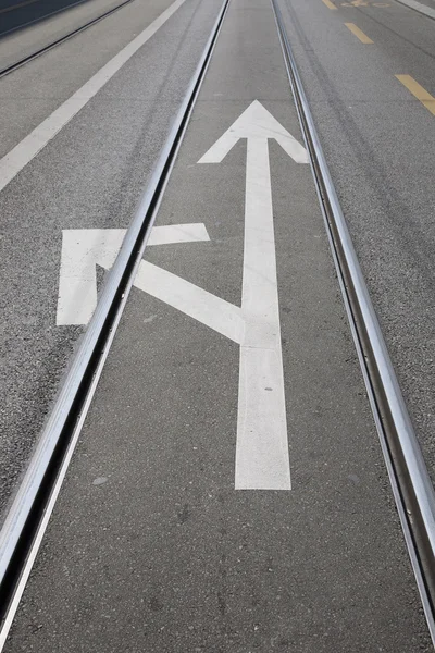 Segno di giunzione freccia sulla strada — Foto Stock