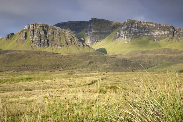 Quiraing till Dun Dubh berg; Trotternish; Isle of Skye — Stockfoto