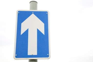 mavi bir yol işareti