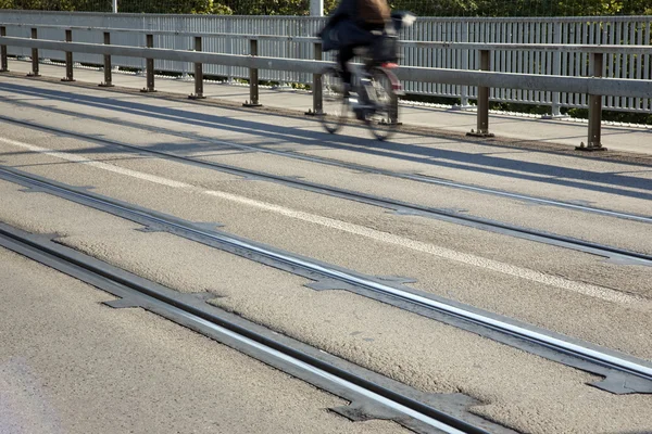 Велосипедист мостового переходу — стокове фото