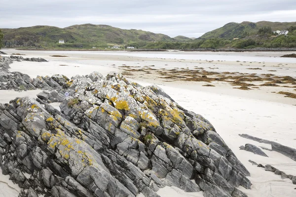 Felsen am Strand der Morar Bay, Schottland — Stockfoto
