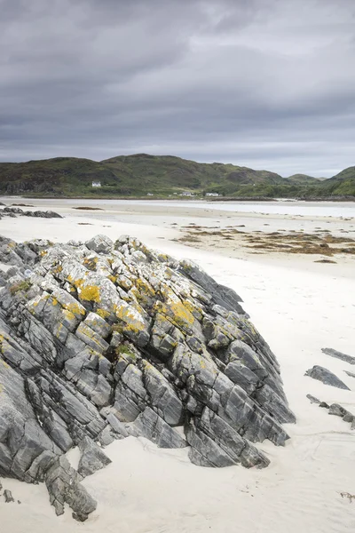 Rots voort morar baai strand, Schotland — Stockfoto