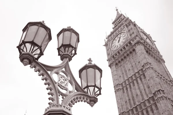 灯柱和大本钟、 伦敦 — 图库照片