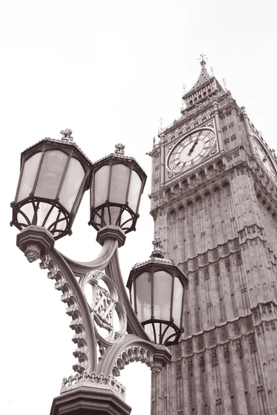 灯柱和大本钟、 伦敦 — 图库照片