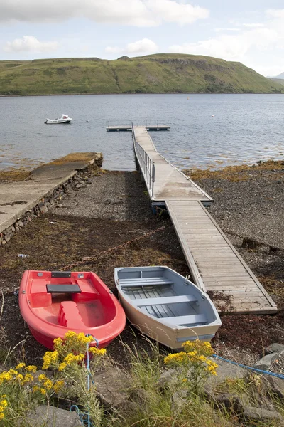 Båtar på piren, carbost, ön isle of skye — Stockfoto