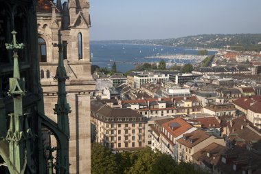 Katedral Kulesi ve Cenevre Gölü manzaralı