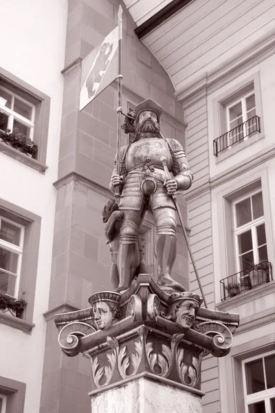 Banneret, eine der berühmten Statuen und Brunnen aus dem 16. Jahrhundert von gieng, bern, Schweiz — Stockfoto