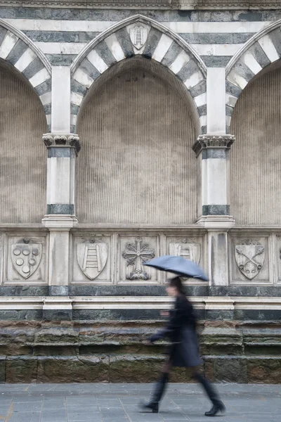 Yürüyen kadın ile Santa maria novella Kilisesi, Floransa, İtalya — Stok fotoğraf