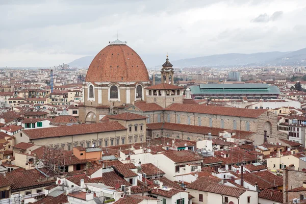 Церковь Святого Лоренцо во Флоренции, Италия — стоковое фото