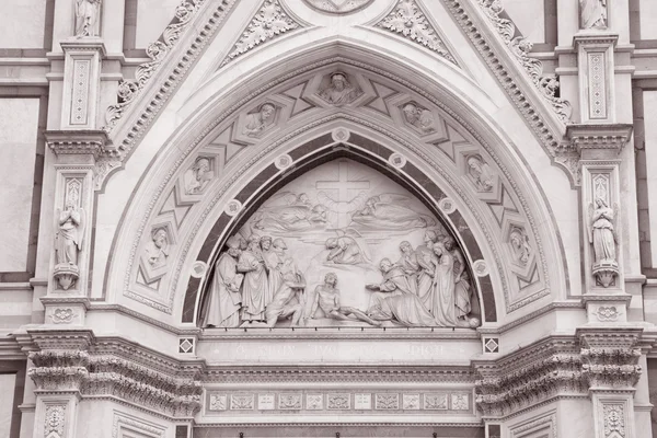 Détail sur la façade de l'église Santa Croce, Florence — Photo