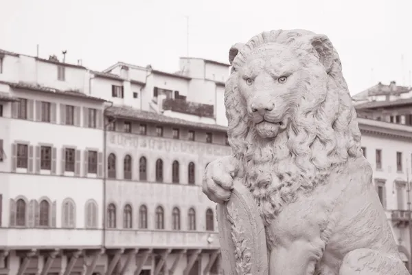 Leão na Estátua de Dante em Florença, Itália — Fotografia de Stock