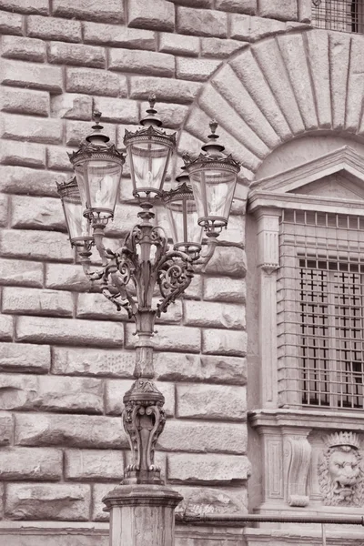 Palazzo pitti Floransa dışındaki elektrik direği — Stok fotoğraf
