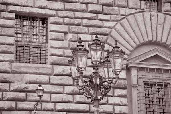 Lamppost fora Palazzo Pitti, Florença — Fotografia de Stock