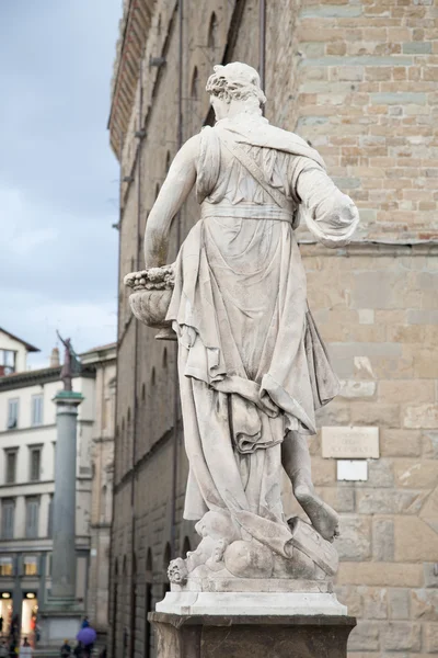 Statue auf Ponte Santa Trinita Brücke in Florenz — Stockfoto