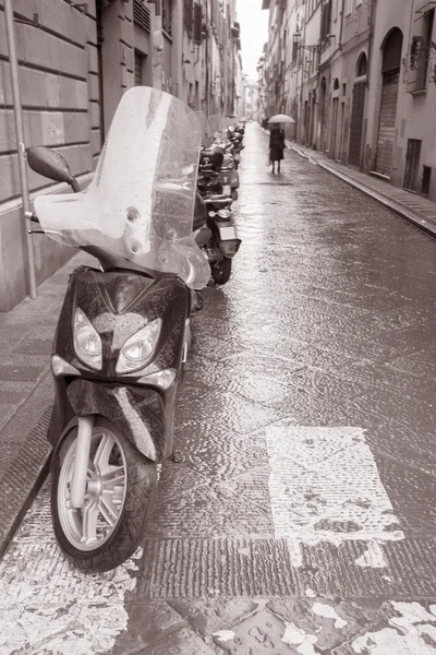 与摩托车踏板车，意大利佛罗伦萨街 — 图库照片