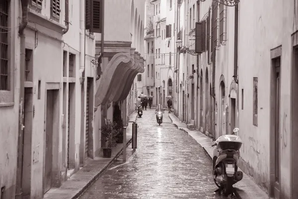 Дождь на улице Флоренции, Италия — стоковое фото