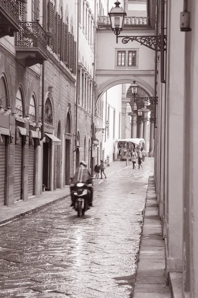 Lungarno degli acciaiuoli straße in florenz, italien — Stockfoto