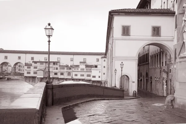 Ponte Vecchio e Lungarno degli Acciaiuoli Street, Florença — Fotografia de Stock
