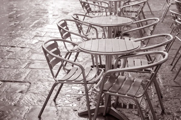 Кафе стулья и столы — стоковое фото