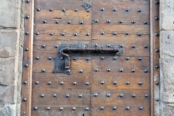 金属のボルトと木製のドアのロック — ストック写真