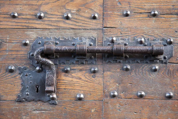 Bullone in metallo e serratura su porta in legno — Foto Stock