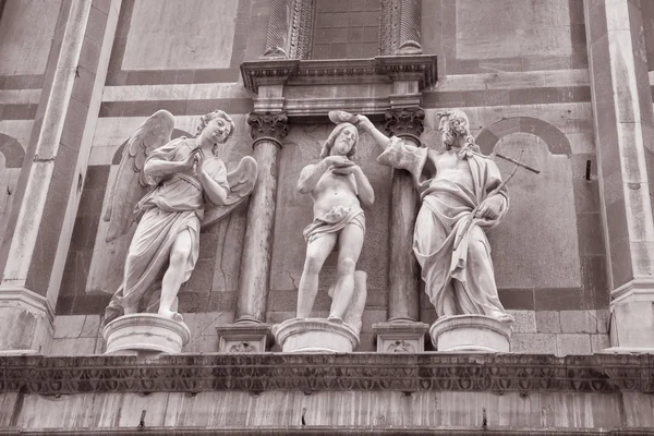 ジョン、バプテスマのヨハネ ドゥオーモ大聖堂の洗礼堂 rustici によって彫刻します。 — ストック写真