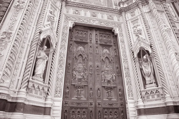 Dettaglio sulla porta principale e sulla facciata della chiesa cattedrale di Doumo, Flore — Foto Stock