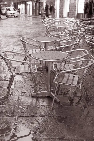 カフェのテーブルと椅子フィレンツェのウェット通り — ストック写真