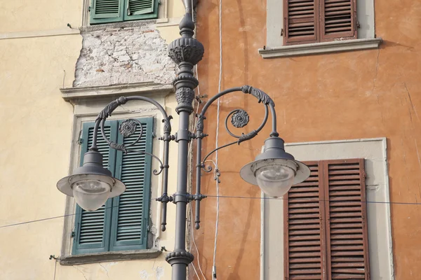 Lyktstolpe i pisa, Italien — Stockfoto