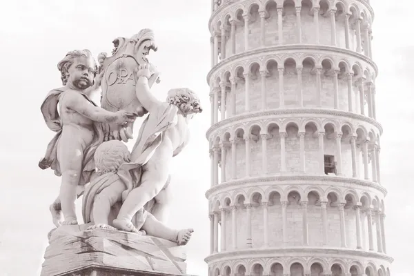 Fontän med änglar - fontana dei putti och tornet i piazza dei — Stockfoto
