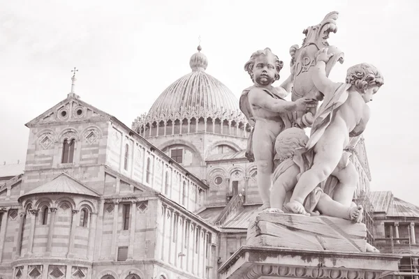 Fountain with Angels - Fontana dei Putti and Cathedral in Piazza — Stock Photo, Image