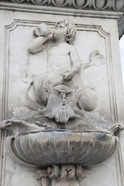 Fontána s anděly - fontana dei putti, piazza dei miracoli, pisa — Stock fotografie