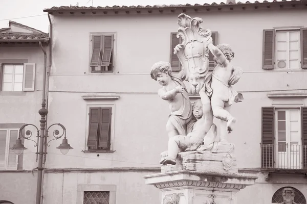 Фонтан с ангелами, Пьяцца деи Мираколи в Пизе — стоковое фото