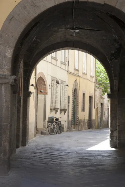 Cena de rua em Lucca com bicicleta — Fotografia de Stock