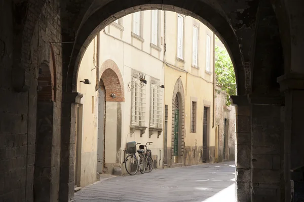 Cena de rua em Lucca com bicicleta — Fotografia de Stock