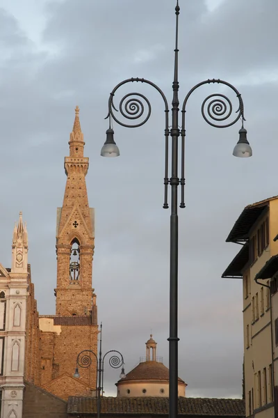 Santa croce kyrktornet och lyktstolpe, Florens — Stockfoto