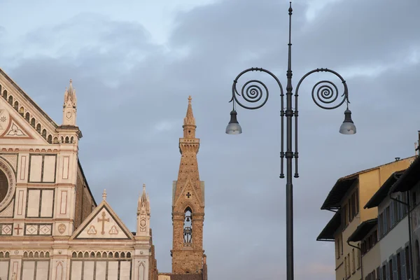 Kyrkan Santa croce och lyktstolpe, Florens — Stockfoto