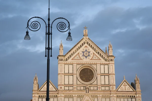 Santa croce kerk en lantaarnpaal, florence — Stockfoto