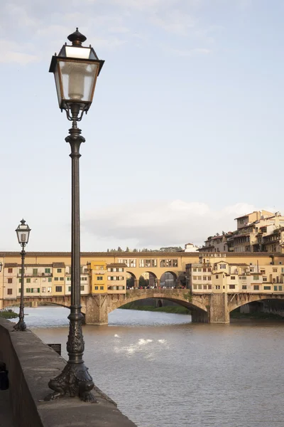 Ponte vecchio most a řeku arno, Florencie — Stock fotografie
