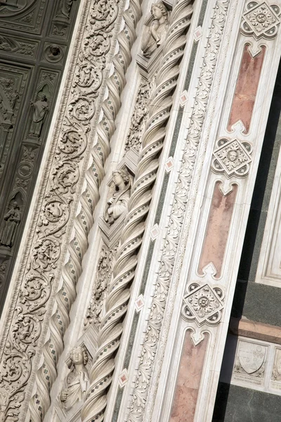 Doumo katedrális templom homlokzata, firenzei — Stock Fotó