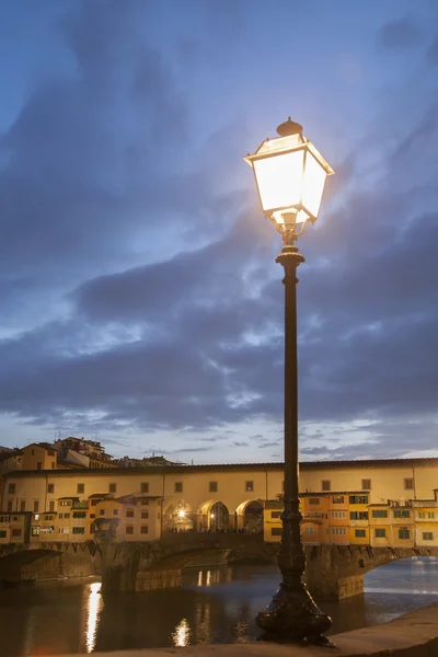 Ponte vecchio bridge och lyktstolpe, Florens — Stockfoto