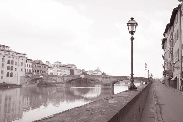 Ponte Santa Trinita Brücke und Laternenpfahl, Florenz — Stockfoto