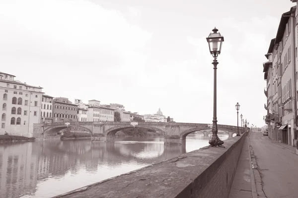 Ponte santa trinita Köprüsü ve elektrik direği, Floransa — Stok fotoğraf