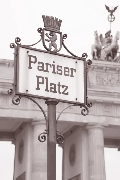 Pariser platz quadrat straßenschild und brandenburger tor, berlin — Stockfoto