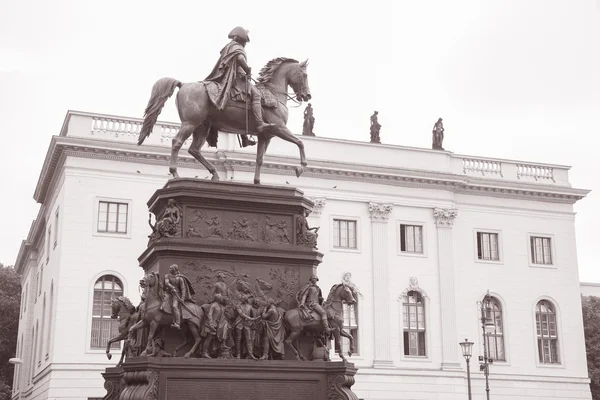 Frederik de grote standbeeld op unter den linden straat in Berlijn — Stockfoto