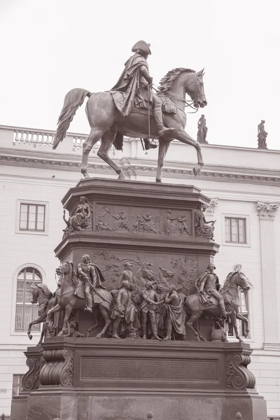 Frederik de grote standbeeld op unter den linden straat in Berlijn — Stockfoto