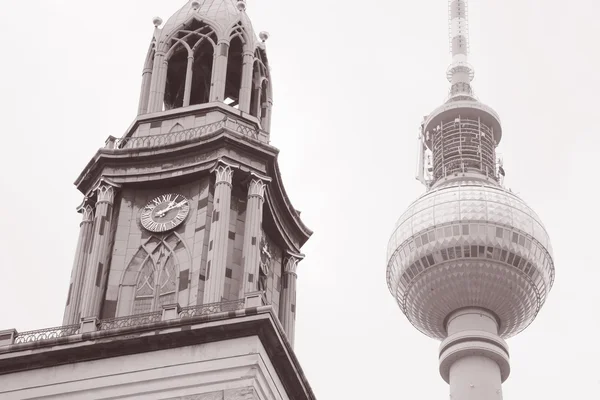 Igreja Marienkirche e a Torre de Televisão Fernsehturm em Alex — Fotografia de Stock