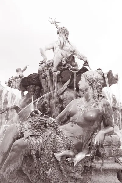 Fontein van Neptunus, alexanderplatz square, Berlijn — Stockfoto