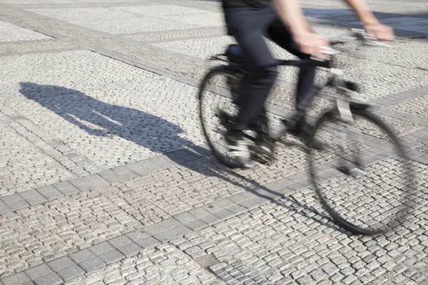 Cyklist på kullersten stenar, berlin — Stockfoto